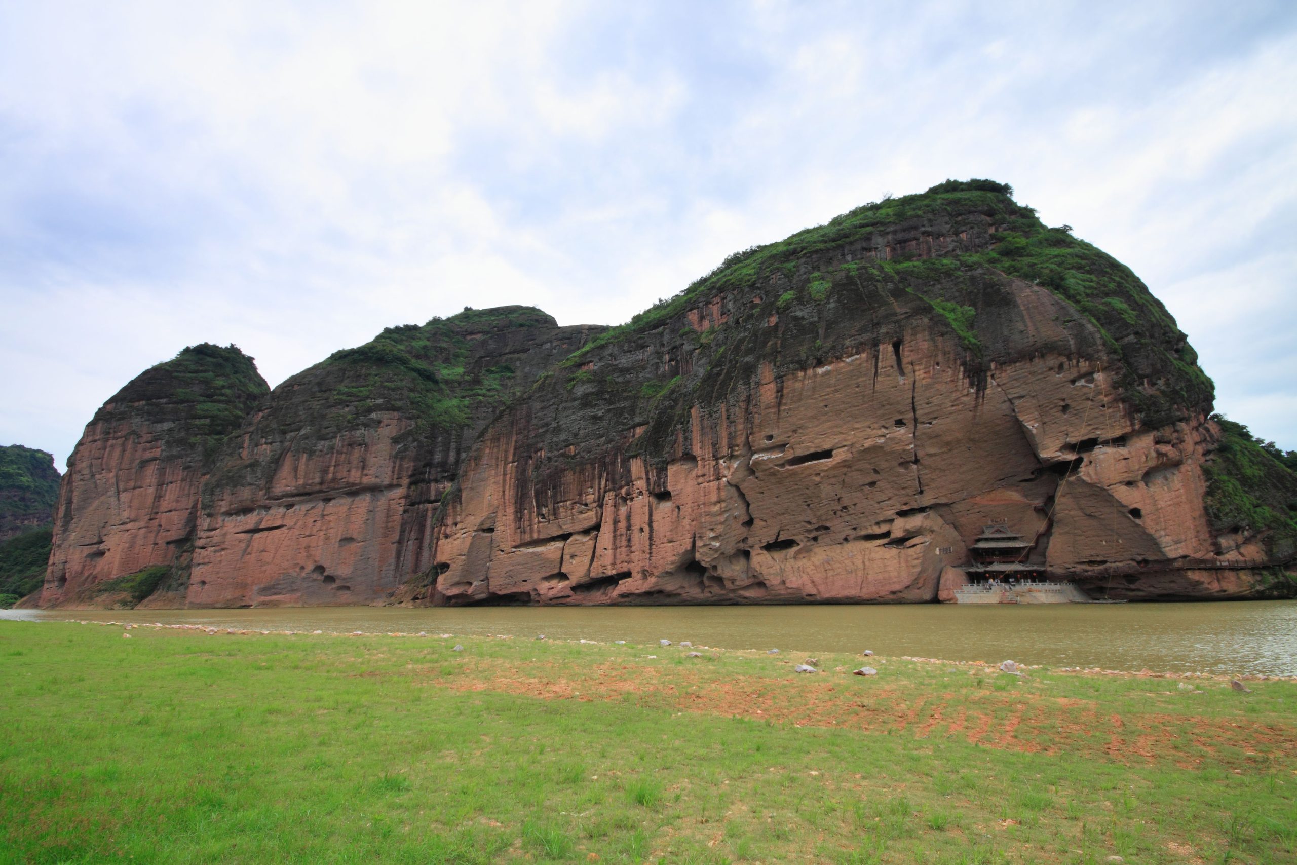 Longhu Mountain: Danxia Cliffs, River Views and Daoist Culture