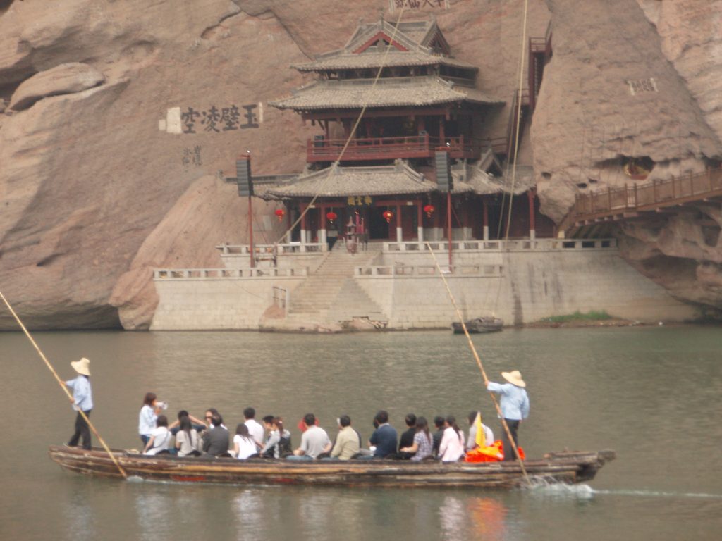 江西龙虎山水岸与沿山而建的建筑实景