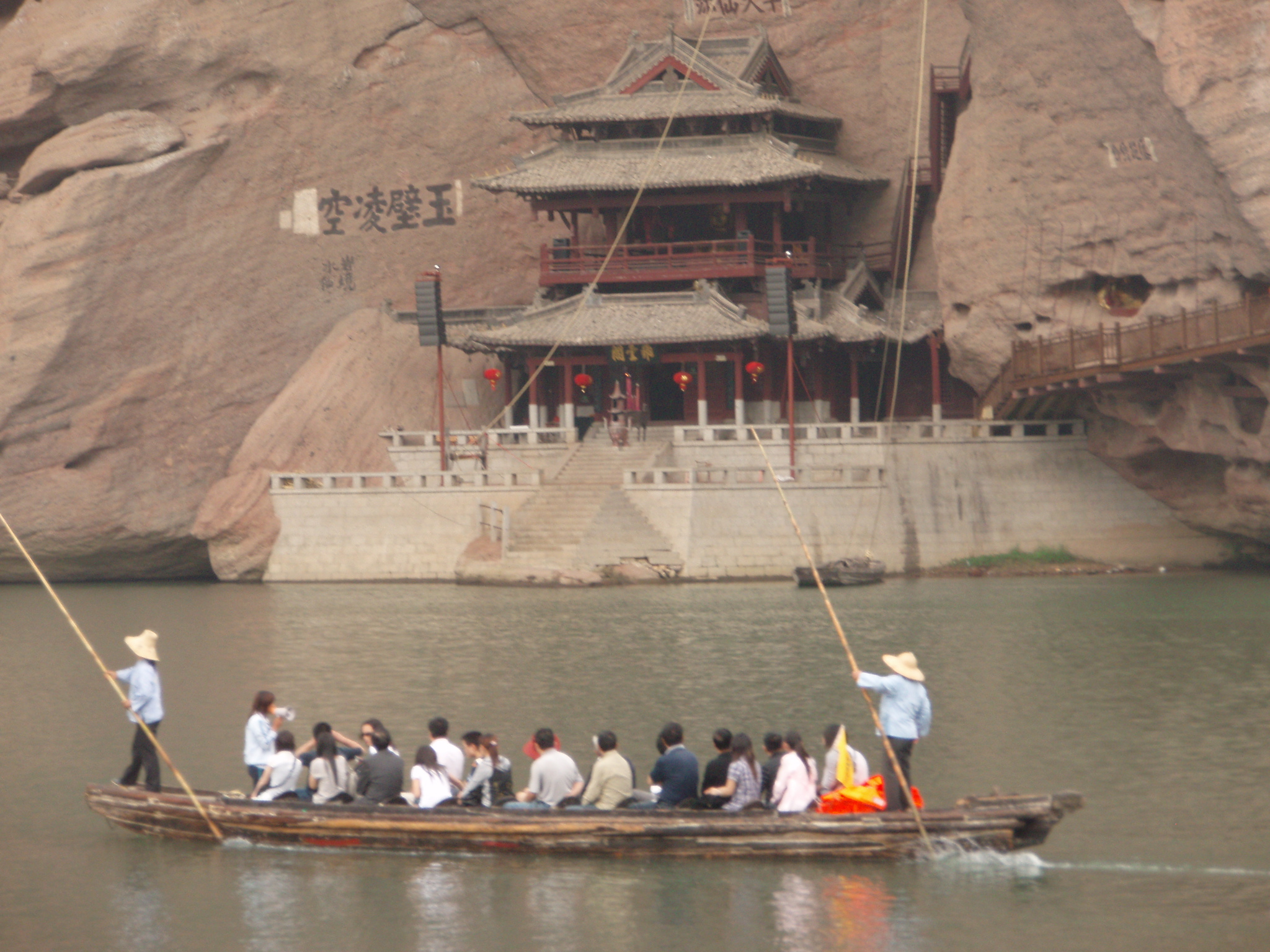 Choosing a Longhu Mountain Gift: Beads, Fans and Daily Objects